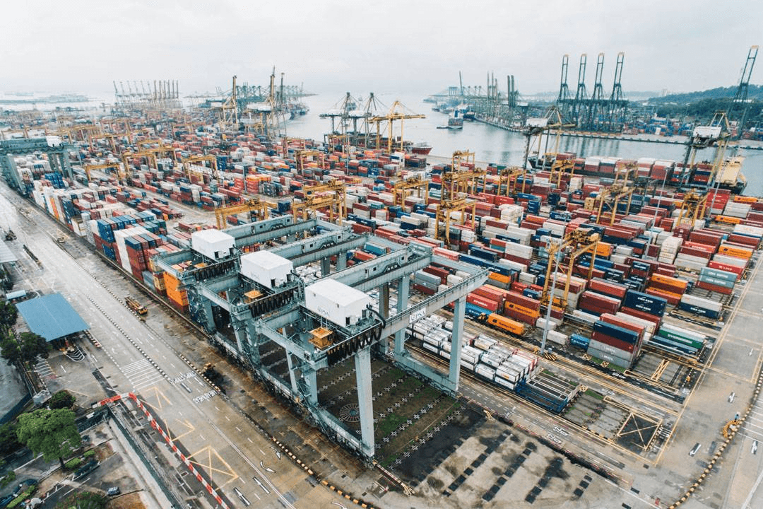 Maritime commercial port and vessels